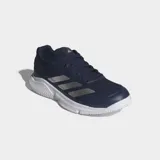 Championes de pádel Adidas Courtquick, color azul marino con las icónicas tres tiras en plateado y suela blanca. Presentan un diseño liviano con estructura estabilizadora, mediasuela Bounce flexible y acolchado Cloudfoam para mayor soporte y comodidad en movimientos rápidos.