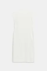 Vestido midi camisero de algodón color negro, con cuello solapa, sin mangas y cierre frontal con botones ocultos por solapa. Incluye cintura ajustable con tiras de lazada lateral en el mismo tejido.
