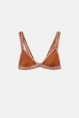 Top bikini triangular marrón con tirantes múltiples y detalles de crochet en contraste de color rosado y marrón en los bordes y las tiras.