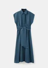 Vestido midi de corte recto color azul, con cuello camisero, mangas cortas y cierre delantero con botones ocultos. Incluye un cinturón ajustable del mismo tejido para anudar en la cintura.
