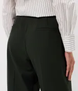 Pantalón de sastrería corte recto color gris, con bolsillos laterales tipo cuchillo y trabillas para cinturón.