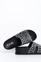 Sandalia de plataforma plana color negro, con faja de gamuza con estampado animal print en tonos grises y negros, decorada con tachas metálicas plateadas.