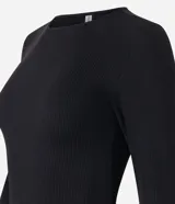 Blusa cropped negra de malla texturizada, con cuello redondo y mangas largas.