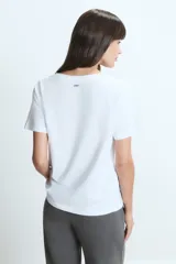 Remera blanca de algodón con estampa frontal en color rojo que forma un corazón con la frase 'Self Love'.