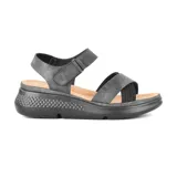 Sandalias casuales Korium color gris con plataforma texturizada y ajuste con velcro.