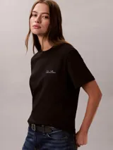 Remera de algodón de cuello redondo y manga corta en color negro, con el logo gráfico de Calvin Klein bordado en el pecho.
