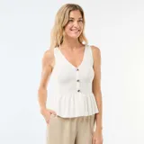 Top de punto fino color blanco, sin mangas, con escote en V y cierre frontal de botones dorados. Presenta diseño ajustado en el torso con detalle de volados en el bajo.