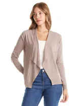 Cardigan de tejido liviano en color beige, con frente abierto y solapas tipo cascada. Presenta mangas largas entalladas con puños de rib y detalle de botones en la espalda.