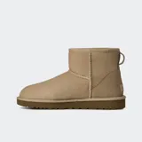 Botas cortas de gamuza color negro, con interior de piel de oveja suave y suela ligera.