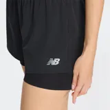 Short deportivo negro de running con calza interna integrada, ambos con tecnología de secado rápido. El short exterior es suelto y el calza interior es ajustada. Posee bolsillos abiertos internos y un bolsillo trasero con cierre.