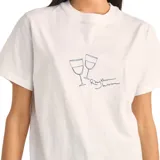 Remera blanca de algodón con estampado de copas de vino y firma en color gris.