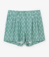 Short plus size de viscolino con estampado de piñas, modelo corto y holgado con pliegues delanteros.