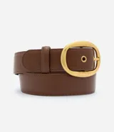 Cinturón femenino de cuero color marrón, con hebilla metálica ovalada en tono dorado envejecido y pasador fijo.