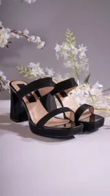 Sandalias negras de fiesta con plataforma y tacón ancho, con dos tiras horizontales con glitter.