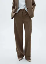 Pantalon de vestir color marron, de corte recto y tiro medio, con cintura elastizada y cierre de lazo ajustable. Cuenta con bolsillos laterales.
