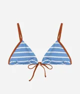 Top de bikini triangular Bossa Nossa confeccionado en microfibra con diseño a rayas horizontales en celeste y blanco, con ribetes en tono tostado y tirantes finos.
