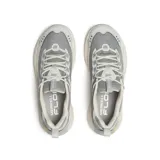 Championes de trail running Merrell modelo Moab Speed 2 Sport, color gris con detalles en beige. Presentan un diseño técnico con empeine de nailon ripstop y TPU, entresuela de espuma FloatPro y suela Vibram TC5+ para un agarre superior.
