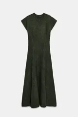 Vestido largo de punto color verde oscuro, con cuello redondo, manga corta y bajo en evasé.
