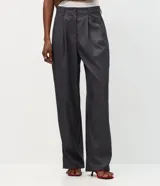 Pantalón de sastrería modelo wide leg color gris oscuro, con pliegues frontales, cintura estructurada con presillas y bolsillos laterales funcionales.