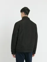 Campera de estilo casual con cierre frontal, cuello alto con broche y bolsillos laterales con cierre. Presenta un diseño liso y funcional, ideal para uso diario.