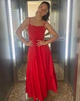 Vestido largo blanco de tirantes finos, con escote en V y falda con volados.