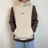 Canguro marrón y beige con capucha y bolsillo delantero tipo canguro. Estampado pequeño con la leyenda "Santa Barbara Outfitters".