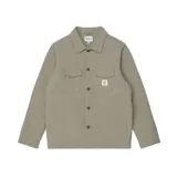 Sobrecamisa verde con forro interno de sherpa, cierre frontal con botones, dos bolsillos tipo parche en el pecho y bolsillos laterales para las manos. Exterior de lona 100% algodón y corte tipo “work shirt” relajado.