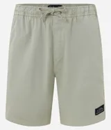 Bermuda masculina de sarga color verde, de corte recto con bolsillos laterales y traseros. Cuenta con cintura elástica y cordón ajustable.