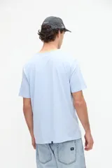 Remera celeste de manga corta con cuello redondo en color tostado y diseño bordado en el pecho.