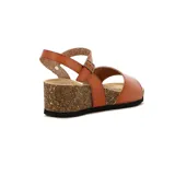 Sandalias de mujer color camel, con plataforma de corcho y tira ancha sobre los dedos.