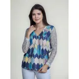 Blusa de manga larga con cuerpo estampado en diseño de rombos geométricos en tonos azules, celestes y amarillos, y mangas de encaje blanco. Presenta escote en V.