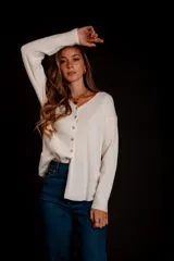 Blusa de morley elastizado color blanco, con escote en V y botones dorados.