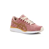 Championes de running Asics Streetwise para mujer, color rosado melange con el icónico logo de la marca en los laterales en tono dorado, cordones blancos y suela amortiguada en color blanco con detalles dorados.