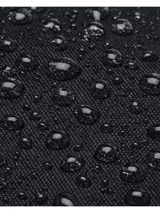 Mochila Under Armour color negro con compartimento principal amplio, bolsillo frontal con cierre y solapa con hebilla ajustable. Incluye compartimento acolchado para portátil y bolsillos laterales.