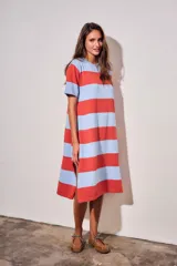 Vestido midi de tejido de punto con diseño de rayas horizontales anchas en color rojo y celeste. Presenta cuello redondo, mangas cortas y un corte recto y fluido.