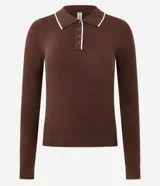 Blusa de punto color blanco con cuello polo, manga larga y detalles de ribete en contraste color negro en el cuello, puños y ruedo. Confeccionada en mezcla de viscosa, poliéster y poliamida.