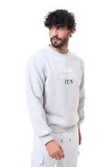 Buzo de cuello redondo en color gris melange, con diseño de estampa frontal con texto en tonos blanco y azul marino. Presenta un corte relajado con puños y ruedo acanalados.