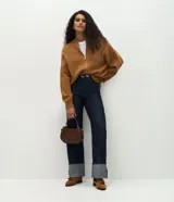 Campera de punto de corte regular y estilo oversized, confeccionada en una mezcla de viscosa, poliéster y poliamida. Presenta cierre frontal completo, mangas largas con puños acanalados y acabado acanalado en el ruedo.