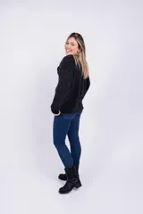 Cardigan negro de tejido peludo con cuello solapa y cierre frontal con botones.