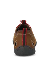 Sandalia deportiva de cuero marrón con aberturas laterales, costuras pespunteadas en contraste y sistema de ajuste rápido con cordones elásticos rojos. Cuenta con suela de goma negra y diseño cerrado en la puntera.