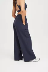 Pantalón azul marino de corte amplio, cintura elastizada y textil ultra liviano.