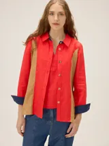 Camisa de lino combinada, de manga larga, con diseño en bloques de color rojo y tostado, y detalles en azul marino en el interior del cuello y los puños vueltos.