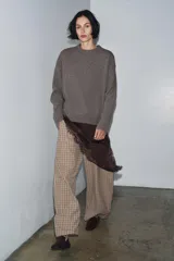 Jersey básico de cuello redondo y manga larga, confeccionado en una mezcla de cashmere y lana, con diseño de corte holgado y puños acanalados.
