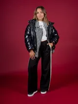 Campera puffer negra de nylon con cuello alto y cierre frontal. Interior con estampado de pata de gallo en blanco y negro.