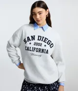 Buzo gris melange de cuello redondo con estampa frontal estilo universitario "SAN DIEGO 2002 CALIFORNIA", confeccionado en algodón con felpa y detalles acanalados en puños y ruedo.