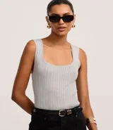 Blusa sin mangas de viscosa con efecto metalizado, color negro, bretel ancho y escote cuadrado.