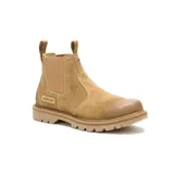 Bota tipo Chelsea Caterpillar modelo Grader, confeccionada en gamuza color tostado, con paneles elásticos laterales, tiradores en la parte superior y suela de goma dentada.