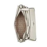 Cartera bandolera Guess modelo Holly, color blanco con relieve de logo y herrajes plateados. Cuenta con diseño de doble compartimento con cierre y correa ajustable.