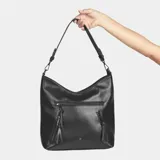 Cartera negra tipo hobo de cuero sintético con cierre superior y correa de hombro ajustable. Tiene un bolsillo frontal con cierre y dos bolsillos laterales con cierre y detalle de borlas.