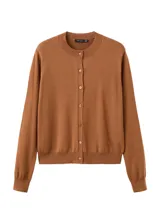 Cardigan de punto fino color marrón, de corte recto, con cuello redondo, manga larga y cierre frontal con botones.